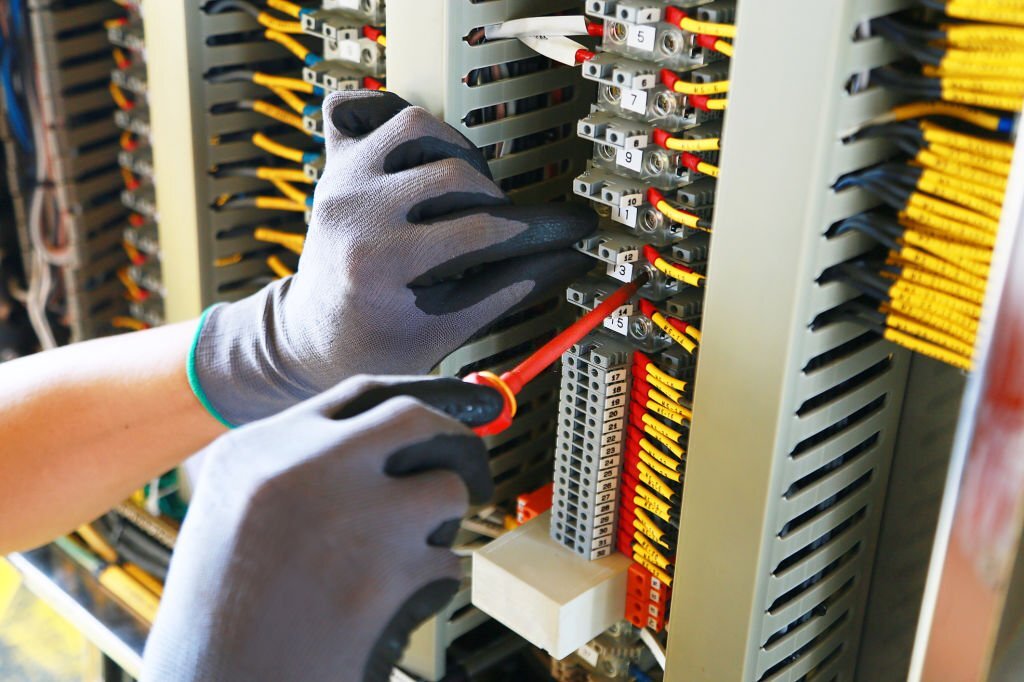 Técnico realizando servicios eléctricos